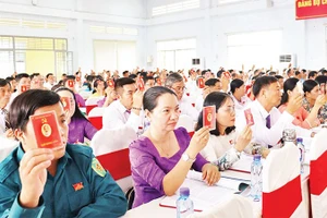 Đại biểu dự Đại hội Đảng bộ phường Long An lần thứ 1, nhiệm kỳ 2025-2030 biểu quyết các chỉ tiêu Nghị quyết.