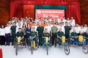Tổng Bí thư, Chủ tịch nước Tô Lâm và đại biểu với các cán bộ và thương binh, bệnh binh tại Trung tâm Điều dưỡng thương binh Thuận Thành. (Ảnh: Thống Nhất/TTXVN)
