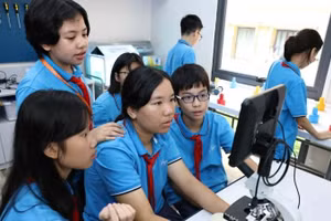 Học sinh trải nghiệm khám phá các tiêu bản tế bào động thực vật trong tự nhiên tại Lễ ra mắt HNUE STEM Ecosystem - Hệ sinh thái STEM Trường đại học Sư phạm Hà Nội. (Ảnh: THANH TÙNG)