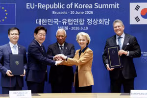 Trong khuôn khổ Hội nghị Thượng đỉnh Liên minh châu Âu (EU)-Hàn Quốc diễn ra tại Brussels (Bỉ) ngày 10/6/2026, EU và Hàn Quốc đã chính thức ký kết Hiệp định thương mại kỹ thuật số (DTA), đánh dấu bước phát triển mới trong quan hệ đối tác kinh tế giữa hai bên và khẳng định cam kết thúc đẩy thương mại mở, minh bạch, dựa trên luật lệ. Ảnh (từ trái sang): Bộ trưởng Thương mại Hàn Quốc Yeo Han-koo, Tổng thống Hàn Quốc Lee Jae Myung, Chủ tịch Hội đồng châu Âu Antonio Costa, Chủ tịch Ủy ban châu Âu Ursula von der Leyen và Ủy viên EU phụ trách thương mại và an ninh kinh tế Maros Sefcovic tại lễ ký. (Ảnh: Yonhap/TTXVN)