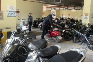 Khu vực để xe điện nhà CT2 Thạch Bàn chật cứng phương tiện.