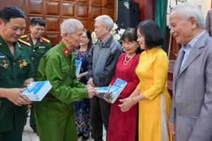 Thương binh, nhà giáo Nguyễn Thùy (hàng trên, thứ hai từ trái qua) trao tặng bạn đọc nhật ký thời chiến.