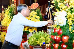 Thủ tướng Lê Minh Hưng dâng hương tưởng niệm Chủ tịch Hồ Chí Minh tại Di tích Đồi E2. (Ảnh: THANH GIANG)