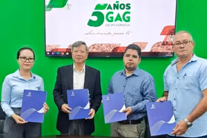 Đại sứ Lê Quang Long (thứ 2 từ trái qua) chứng kiến Lễ bàn giao lô gạo đầu tiên do Tập đoàn Thái Bình sản xuất cho phía Cuba. (Ảnh: Đại sứ quán Việt Nam tại Cuba cung cấp)
