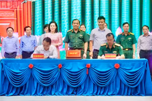 Đại diện lãnh đạo Báo Nhân Dân tại khu vực miền nam ký kết hợp tác tuyên truyền với Bộ Tư lệnh Thành phố Hồ Chí Minh.