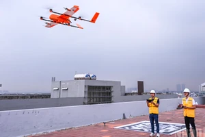 Chuyến bay thử nghiệm đề án “Ứng dụng thiết bị bay không người lái trong vận chuyển y tế” được thực hiện tại Bệnh viện Đa khoa Đức Giang.