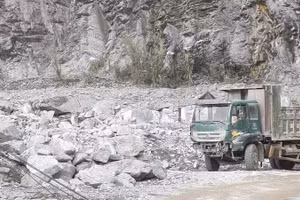 Hoạt động khai thác khoáng sản làm vật liệu xây dựng thông thường tại Tuyên Quang. (Ảnh: KHÁNH TOÀN)