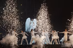 Phần trình diễn của ca sĩ Phương Mỹ Chi mở màn cho đêm nhạc đầu tiên của Lễ hội Hò Dô. (Ảnh: Linh Bảo)