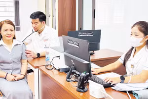 Khám bệnh cho người dân tại Phòng khám đa khoa Bệnh viện Đại học Y Hà Nội-cơ sở Vĩnh Hưng.