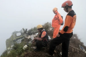 Hiện trường vụ rơi máy bay trên núi Bulusaraung, Nam Sulawesi, Indonesia. (Ảnh: THX/TTXVN)