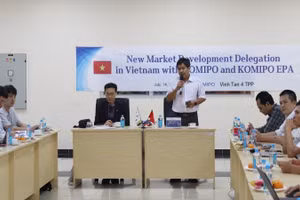 Ông Trần Ngọc Hưởng, Phó Giám đốc Nhà máy Nhiệt điện Vĩnh Tân 4 phát biểu tại buổi làm việc.