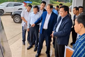 Chủ tịch Ủy ban nhân dân tỉnh Phú Thọ Trần Duy Đông và Trưởng ban Quản lý các Khu công nghiệp tỉnh Phú Thọ khảo sát dự án Khu công nghiệp Đoan Hùng.