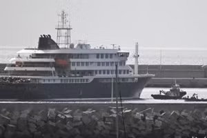 Tàu du lịch MV Hondius neo tại cảng Granadilla trên đảo Tenerife (Tây Ban Nha) để tiến hành sơ tán hành khách, sau khi bùng phát các ca bệnh liên quan đến virus Hanta, ngày 10/5/2026. (Ảnh: THX/TTXVN)