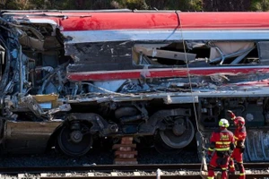 Lực lượng cứu hộ khắc phục hậu quả vụ tai nạn tàu cao tốc ở Cordoba, Tây Ban Nha ngày 20/1/2026. (Ảnh: THX/TTXVN)