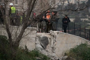 Bức tường bị hư hại do trúng tên lửa tại Jerusalem, ngày 20/3/2026. (Ảnh: THX/TTXVN)