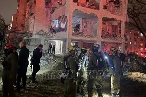 Các lực lượng ứng cứu khẩn cấp tại hiện trường vụ tấn công bằng tên lửa đạn đạo của Iran ở thành phố Arad, miền Nam Israel tối 21/3/2026. (Ảnh: TTXVN)