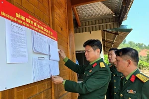 Đại tá Trịnh Đức Thiêm, Chỉ huy trưởng Bộ Chỉ huy Quân sự tỉnh Điện Biên kiểm tra công tác chuẩn bị bầu cử tại xã biên giới Nà Hỳ. 