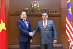 Chủ tịch Hạ viện Malaysia TanSri Dato' Johari bin Abdul đón Chủ tịch Quốc hội Trần Thanh Mẫn. (Ảnh: DOÃN TẤN/ TTXVN)