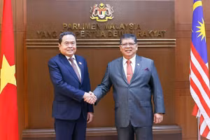 Chủ tịch Hạ viện Malaysia TanSri Dato' Johari bin Abdul đón Chủ tịch Quốc hội Trần Thanh Mẫn. (Ảnh: DOÃN TẤN/ TTXVN)