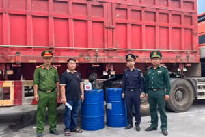 Đối tượng Hoàng Tăng Trọng (thứ 2, từ trái qua) cùng tang vật tại hiện trường.