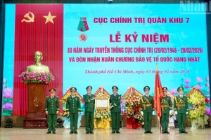 Cục Chính trị Quân khu 7 đón nhận danh hiệu Huân chương Bảo vệ Tổ quốc hạng Nhất. (Ảnh: NHẬT THÀNH)