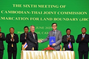 Lễ ký thỏa thuận tại cuộc họp của Ủy ban Biên giới hỗn hợp Thái Lan-Campuchia về phân định ranh giới tại khu vực biên giới hai nước, ở Phnom Penh (Campuchia) ngày 15/6/2025. (Ảnh: THX/TTXVN)