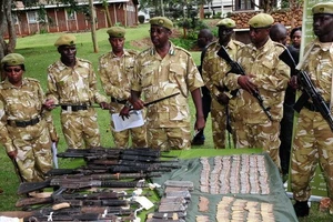 Các quan chức Cơ quan Bảo vệ động vật hoang dã Kenia bên số vũ khí, đạn dược tịch thu được từ những kẻ săn trộm tại Nairobi, Kenya. (Nguồn: THX/TTXVN)