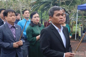 Lãnh đạo tỉnh Quảng Ngãi thành kính dâng hương trước Tượng đài Sơn Mỹ.