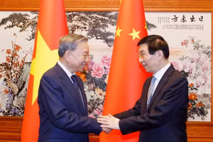Tổng Bí thư, Chủ tịch nước Tô Lâm hội kiến Chủ tịch Chính hiệp toàn quốc Trung Quốc Vương Hộ Ninh. (Ảnh: Thống Nhất/TTXVN)