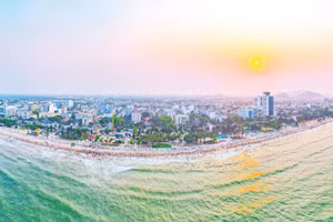 Cửa Lò (Nghệ An) sở hữu bãi biển dài, cát trắng mịn, nước trong xanh cùng nguồn hải sản phong phú.