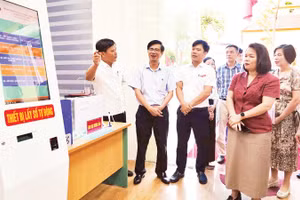 Đoàn công tác Bộ Khoa học và Công nghệ khảo sát thực tế tại Trung tâm Phục vụ hành chính công phường Phù Liễn, thành phố Hải Phòng.