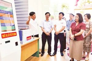 Đoàn công tác Bộ Khoa học và Công nghệ khảo sát thực tế tại Trung tâm Phục vụ hành chính công phường Phù Liễn, thành phố Hải Phòng.