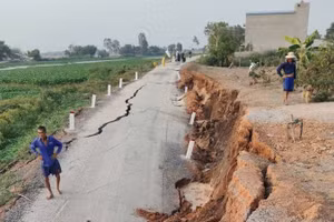 Đường bờ đông sông Lò Gạch (ấp Xóm Mới) sạt lở có chiều dài khoảng 60m, rộng 5m, độ sâu lớn nhất khoảng 2m xảy ra vào khoảng 15 giờ ngày 12/4.