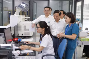 Kiểm tra hạ tầng, trang thiết bị phục vụ chuyển đổi số, bệnh án điện tử tại các bệnh viện trên địa bàn Hà Nội. (Ảnh: TRUNG TUYẾN)