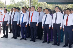 Tổng Bí thư, Chủ tịch nước Tô Lâm và các đồng chí lãnh đạo Đảng, Nhà nước dâng hoa, dâng hương tại Khu di tích cố Tổng Bí thư Hà Huy Tập ở xã Cẩm Hưng, tỉnh Hà Tĩnh. (Ảnh: Thống Nhất/TTXVN)