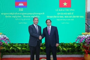 Thủ tướng Chính phủ Phạm Minh Chính và Thủ tướng Campuchia Hun Manet bắt tay trước khi vào hội đàm. (Ảnh: VGP/Nhật Bắc)