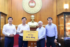 Đồng chí Đỗ Văn Chiến (thứ 2 từ phải sang) và đại diện lãnh đạo Đảng ủy Mặt trận Tổ quốc, các đoàn thể Trung ương tiếp nhận ủng hộ từ các doanh nghiệp, tổ chức, đơn vị.