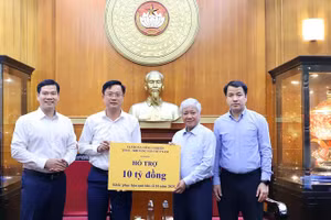 Đồng chí Đỗ Văn Chiến (thứ 2 từ phải sang) và đại diện lãnh đạo Đảng ủy Mặt trận Tổ quốc, các đoàn thể Trung ương tiếp nhận ủng hộ từ các doanh nghiệp, tổ chức, đơn vị.