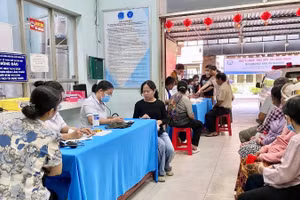 Bác sĩ Bệnh viện Bệnh Nhiệt đới Thành phố Hồ Chí Minh tầm soát sức khỏe người dân tại phường Thủ Dầu Một.