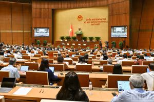 Quốc hội làm việc tại hội trường nghe Tờ trình và Báo cáo thẩm tra dự án Luật sửa đổi, bổ sung một số điều của 9 luật về quân sự, quốc phòng. (Ảnh: THỦY NGUYÊN)