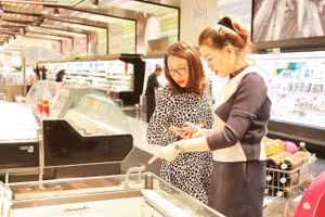 Người tiêu dùng mua sắm hàng hóa tại siêu thị AEON Mall Long Biên, Hà Nội. (Ảnh ĐĂNG ANH)