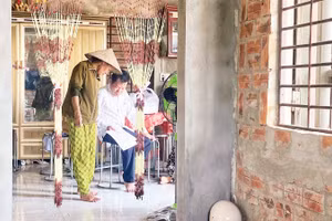 Giấy chứng nhận quyền sử dụng đất được các thành viên gia đình anh Luật chuyền tay xem, sau hơn 30 năm chờ đợi.