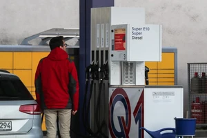 Người đàn ông nhìn vào bảng giá nhiên liệu tại 1 trạm xăng ở thủ đô Berlin, Đức. (Ảnh: THX)