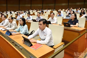 Quốc hội họp tại hội trường, nghe Tờ trình và Báo cáo thẩm tra dự án Luật Hòa giải ở cơ sở (sửa đổi). (Ảnh: THỦY NGUYÊN)