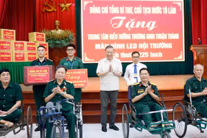 Tổng Bí thư, Chủ tịch nước Tô Lâm tặng quà cho Trung tâm Điều dưỡng thương binh Thuận Thành. (Ảnh: Thống Nhất/TTXVN)