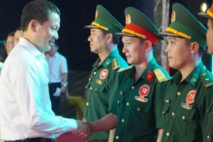 Đồng chí Vũ Hồng Văn, Ủy viên Trung ương Đảng, Bí thư Tỉnh ủy, Trưởng Đoàn đại biểu Quốc hội tỉnh Đồng Nai tặng quà cho lực lượng Bộ đội Biên phòng.