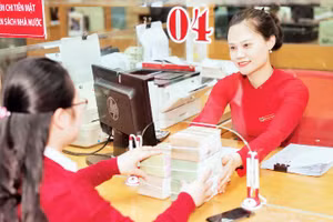 Khách hàng giao dịch tại Ngân hàng Agribank chi nhánh Thanh Hóa.