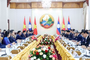 Thường trực Ban Bí thư Trần Cẩm Tú hội kiến Thủ tướng Lào Sonexay Siphandone. (Ảnh: TTXVN)