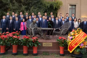 Tổng Bí thư, Chủ tịch nước Tô Lâm và phu nhân cùng các đại biểu thăm Đại sứ quán Việt Nam tại Trung Quốc.