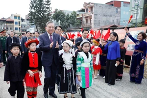 Tổng Bí thư Tô Lâm với nhân dân các dân tộc tỉnh Cao Bằng. (Ảnh: TTXVN)